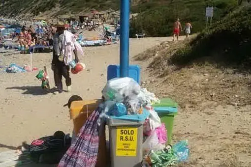 Rifiuti sulla spiaggia di Quartu