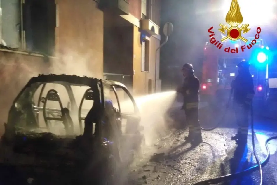 L'auto distrutta dall'incendio a Pirri (foto Vigili del fuoco)
