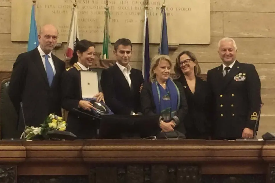La poliziotta ritira il premio, presente anche il sindaco Zedda (foto comune di Cagliari)