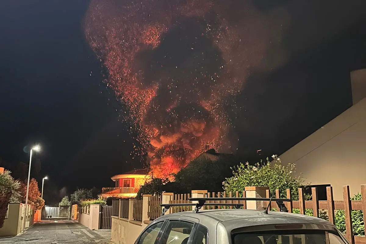 L'incendio in via Viareggio a Quartu (foto inviata)