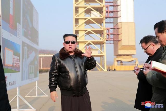 Kim-Jong un durante una visita a un'area di lancio missili (foto via Ansa)