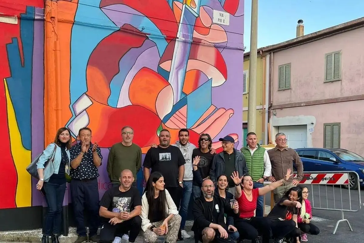 L'inaugurazione del nuovo murale (foto Pittau)