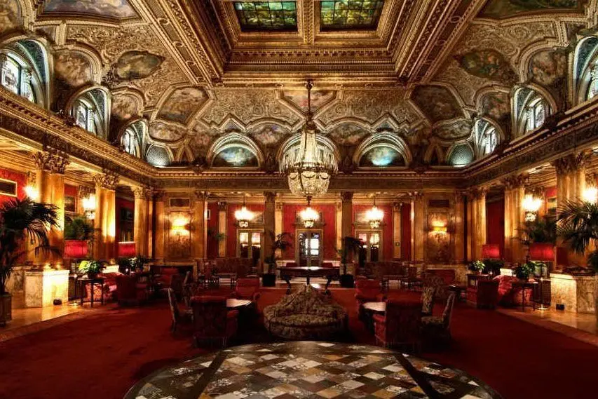 Un'immagine dei lussuosi interni del Grand Hotel Plaza di Roma (foto da sito web ufficiale)