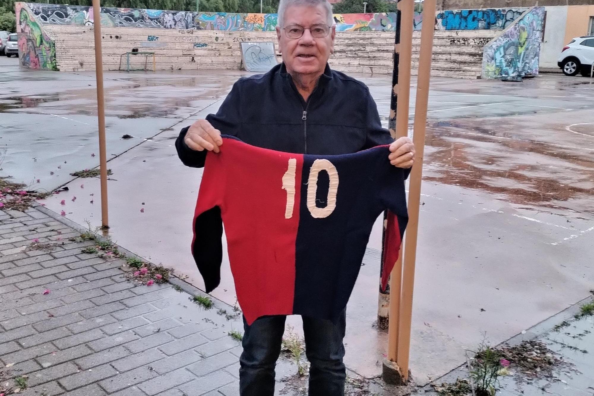 Michele Secchi, 82, con la sua vecchia maglia del Bacu Abis (foto Scano)