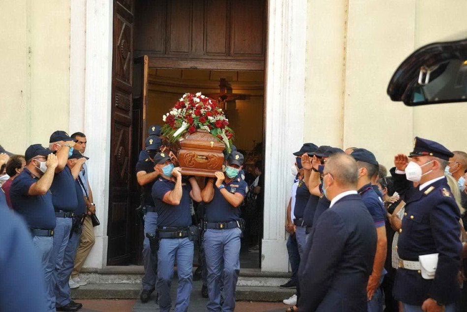 Sirene e inno di Mameli: a Simaxis i funerali del poliziotto morto nell'incidente