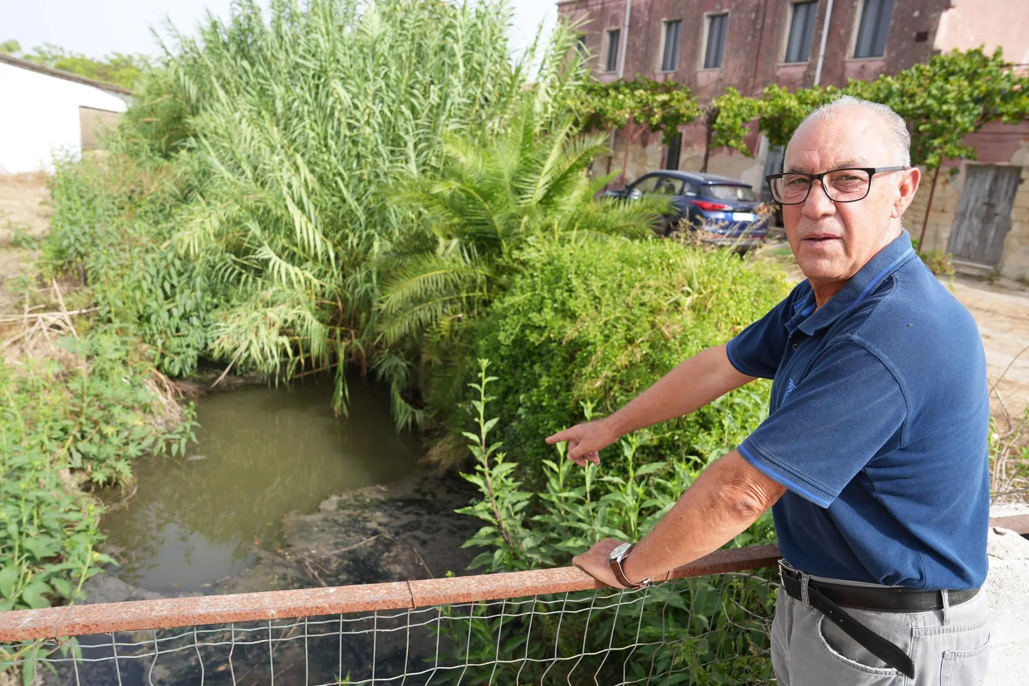 Gianuario indica il fiume
