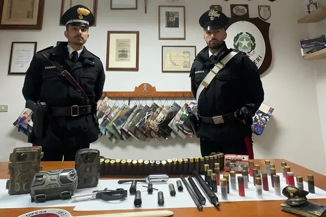 Armi, munizioni e fototrappole sequestrate dai carabinieri in un ovile a Gonnosfanadiga