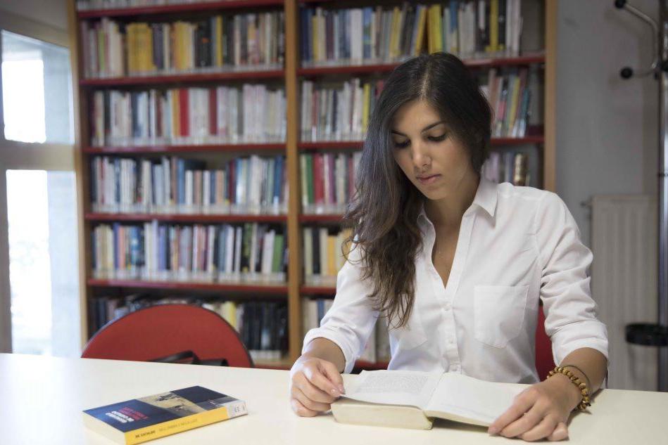 Una lettrice in biblioteca a Nuoro (foto archivio L'Unione Sarda)