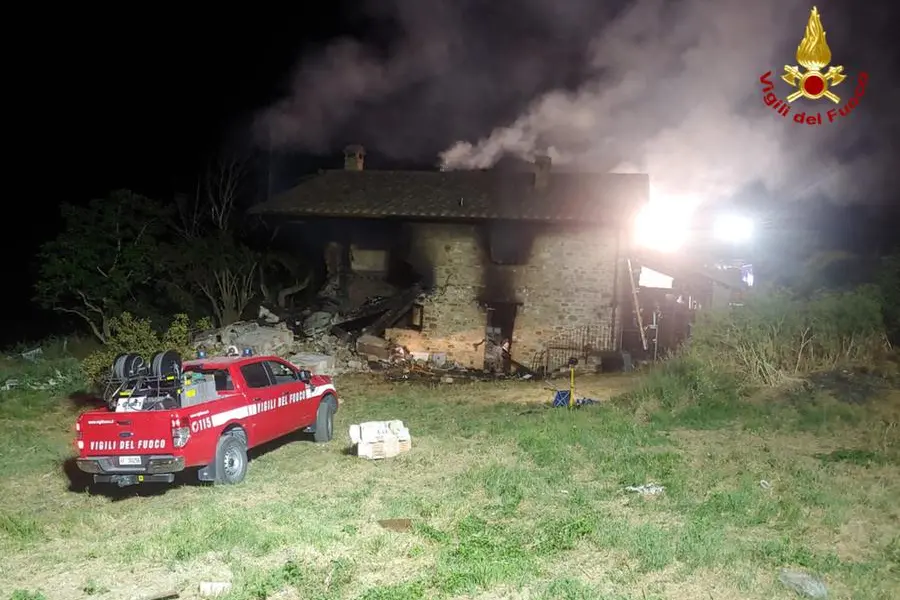 L'incendio (Ansa - Vigili del fuoco)