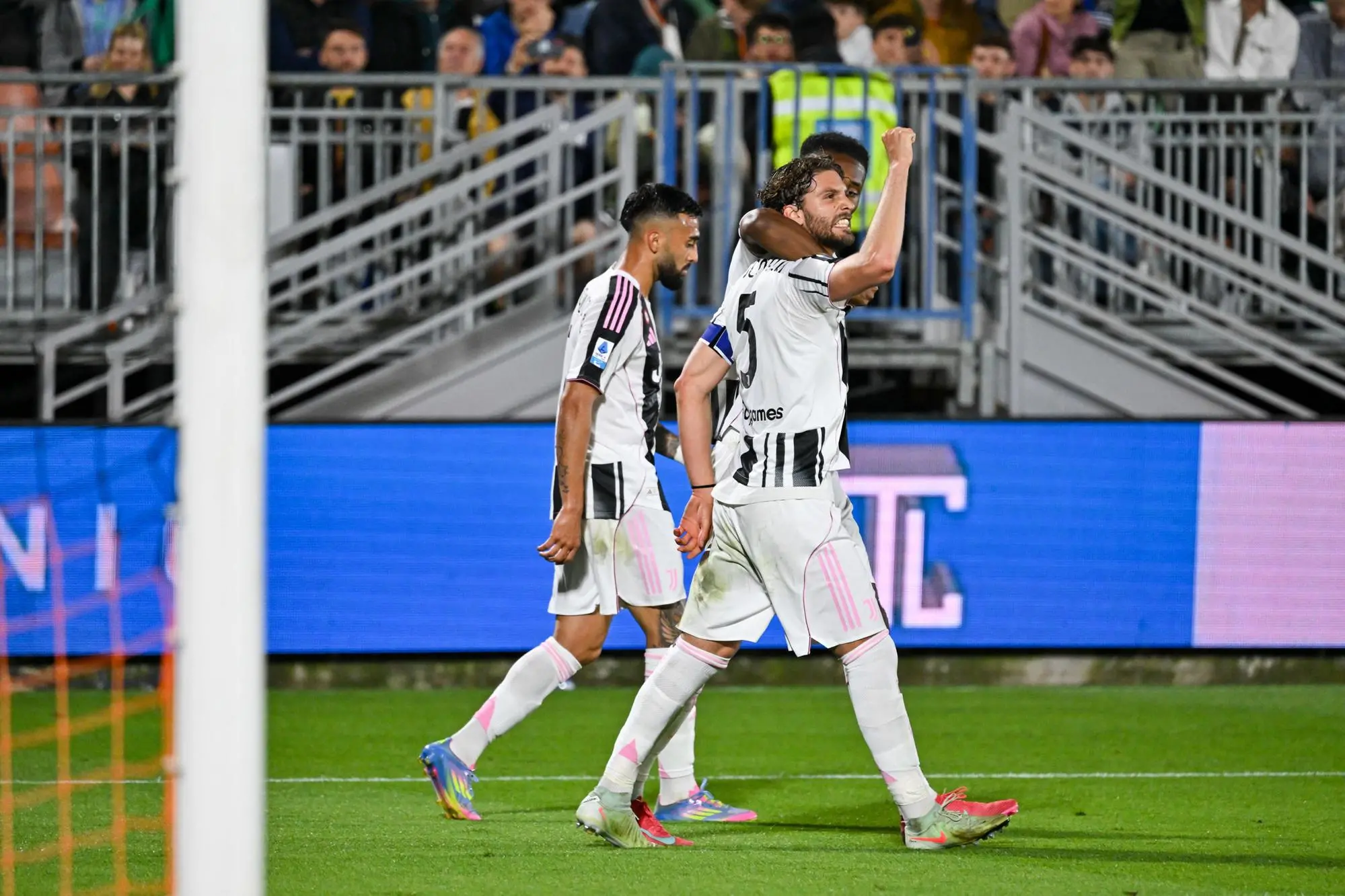 Manuel Locatelli esulta per il rigore che ha deciso Venezia-Juventus nell'ultima giornata di Serie A (foto Ansa)