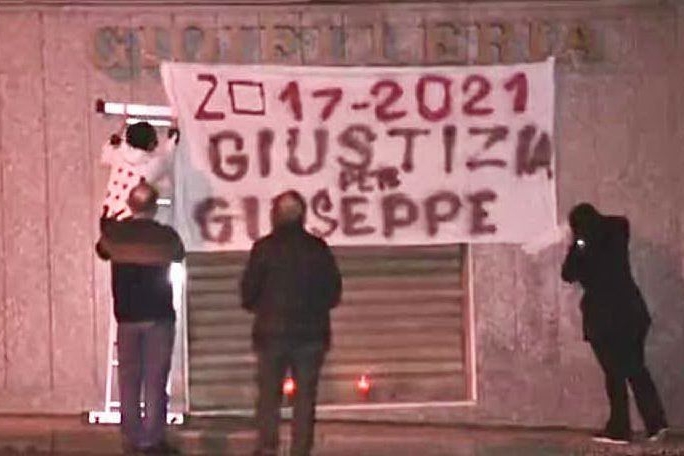 Lo striscione appeso a Sorgono per chiedere giustizia per Giuseppe Manca (Foto D.Melis)