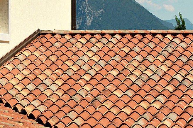 Agli arresti domiciliari, tenta di fuggire dal tetto: 34enne in carcere a Sassari