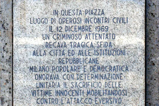 La targa commemorativa delle vittime (le foto sono Ansa e Wikipedia)