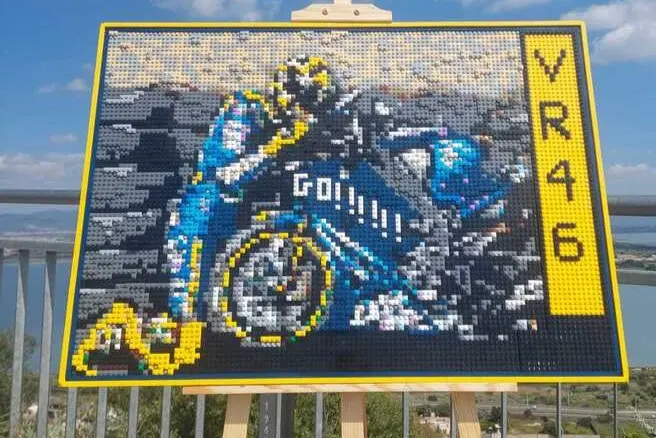 L'opera che rappresenta l'inchino di Valentino Rossi