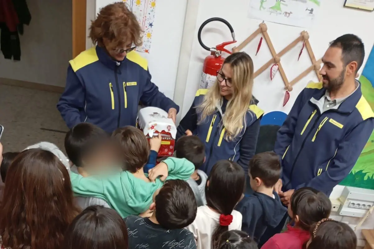 I bambini affidano la lettera ai postini