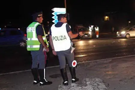 Agenti della polizia stradale sulla 554 per i rilievi di un incidente