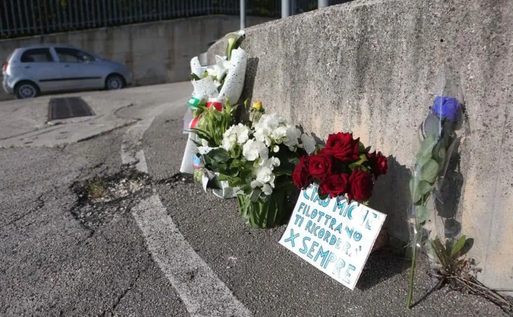Il ricordo dei suoi fan (Ansa)