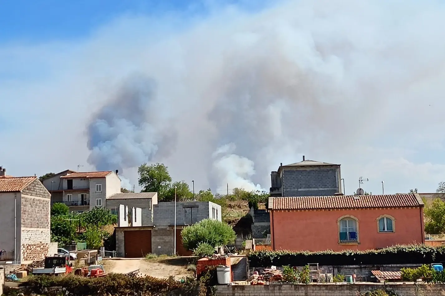 Il fuoco a Sa Serra (Foto: Salvatore Soddu)