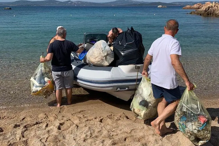 La Maddalena, un momento della raccolta rifiuti nell'isola di Spargi (foto "Un arcipelago senza plastica")
