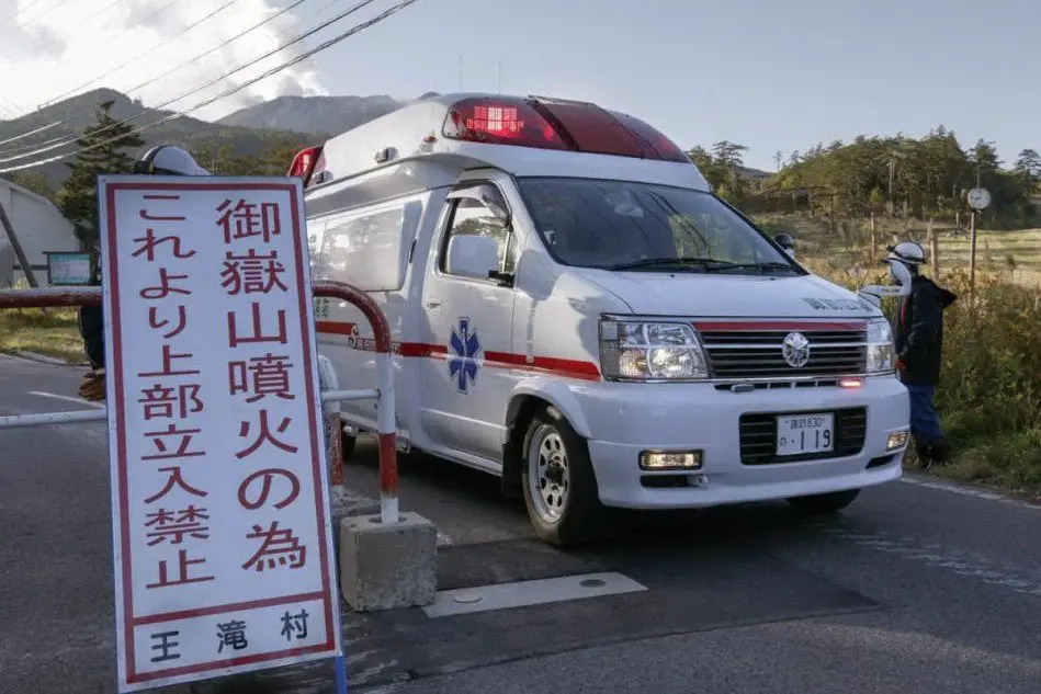 Un'ambulanza in Giappone (Ansa)