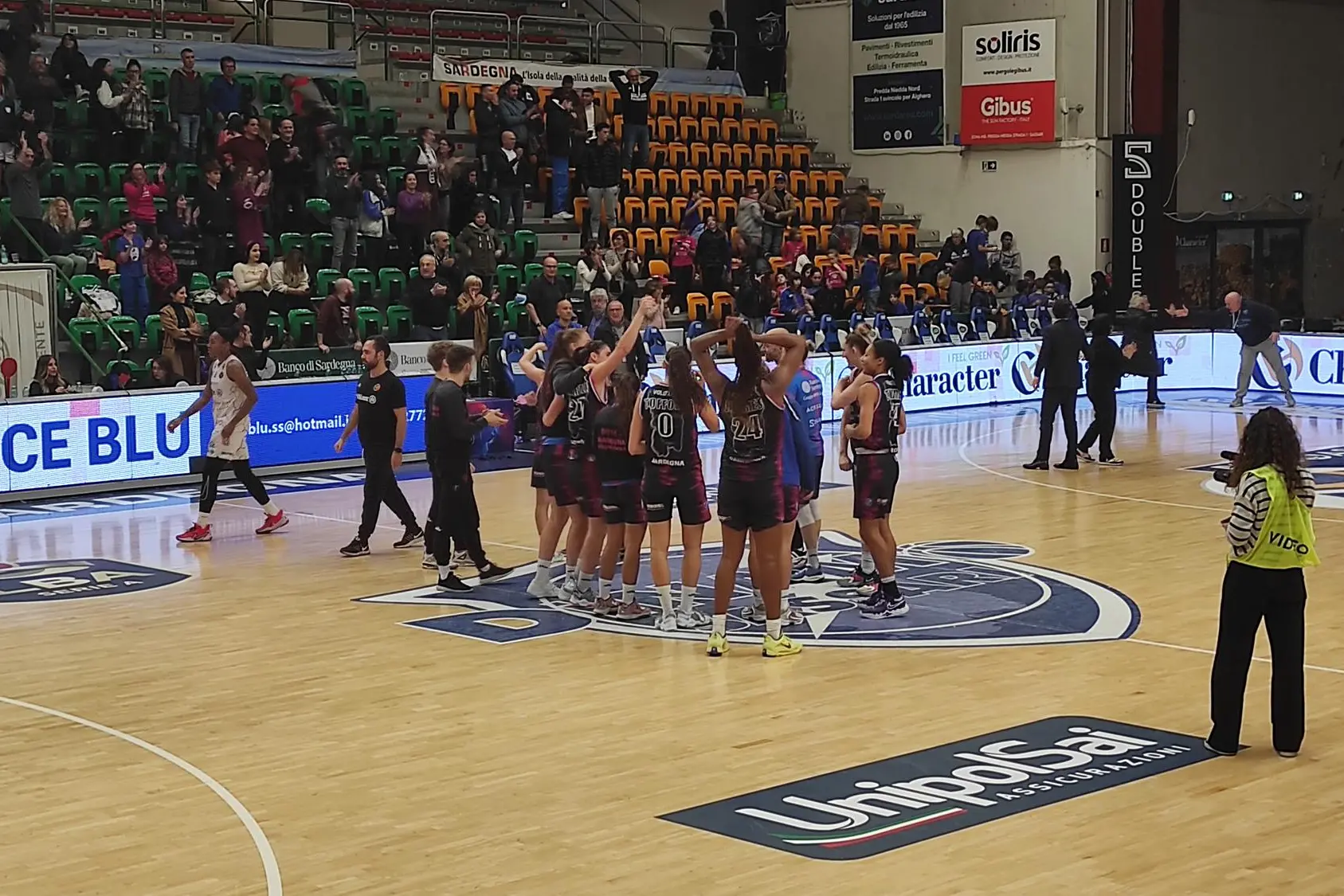 La Dinamo femminile festeggia a centrocampo una vittoria (L'Unione Sarda - Marras)