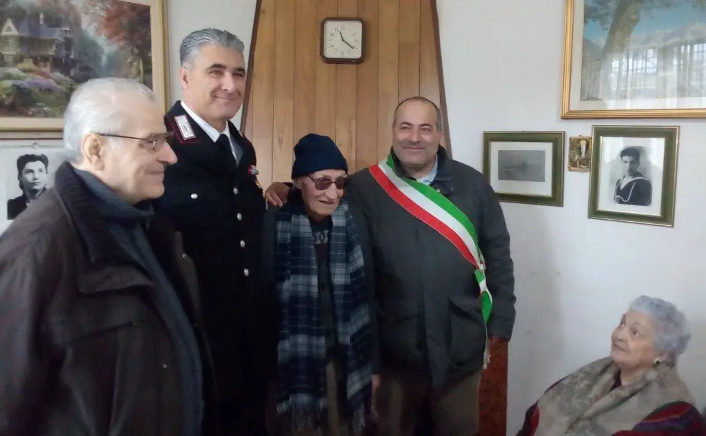 Il centenario con la moglie Angelina Saiu, il sindaco Fausto Orrù, il maresciallo Fabrizio Pintus e don Salvatore Pinna (foto Marco Cazzaniga)