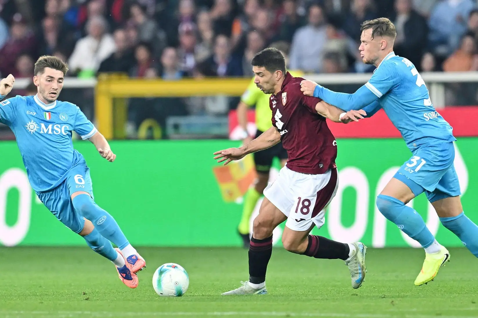 Torino's Giovanni Simeone and Napoli's Sam Beukema in action during the Italian Serie A soccer match Torino FC vs SSC Napoli at the Olimpico Grande Torino Stadium in Turin, Italy, 18 October 2025 ANSA/ALESSANDRO DI MARCO