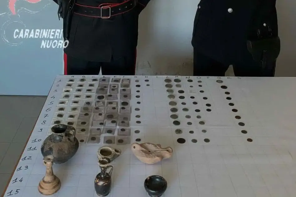 Gli oggetti recuperati (foto carabinieri)