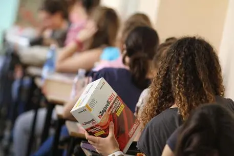 Mascherine agli esami, verso l'abolizione dell'obbligo (foto Ansa)