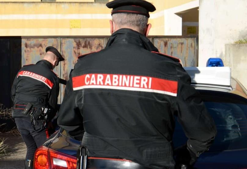 V Cava de' Tirreni moški ubil partnerko in nato storil samomor