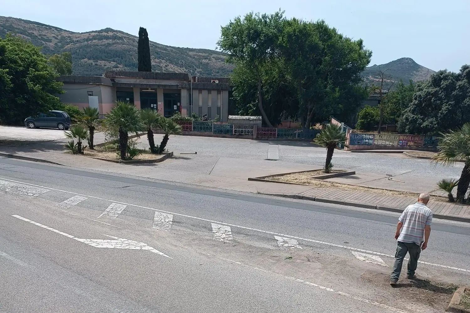 Il piazzale ripulito (foto Scano)
