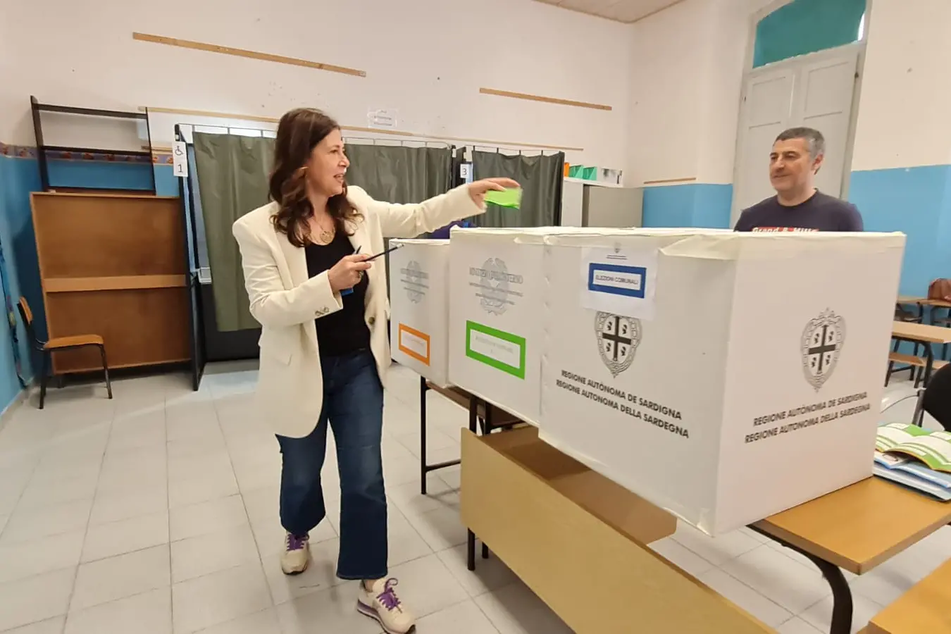 La presidente Alessandra Todde al seggio