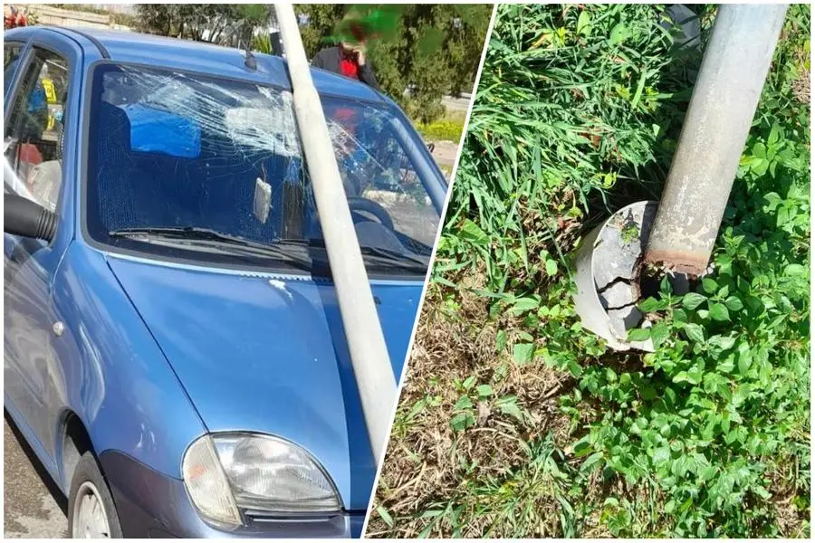 L'auto danneggiata e la base del palo (foto Marcello Polastri)