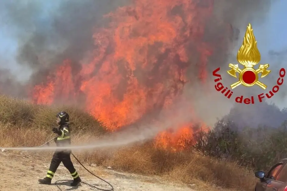 Un incendio (foto vigili del fuoco)