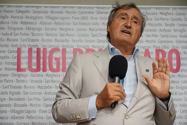 Il sindaco di Venezia Luigi Brugnaro (Ansa)