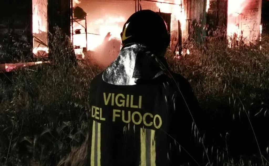 Tremendo rogo nel Cagliaritano: a fuoco un deposito di automobili