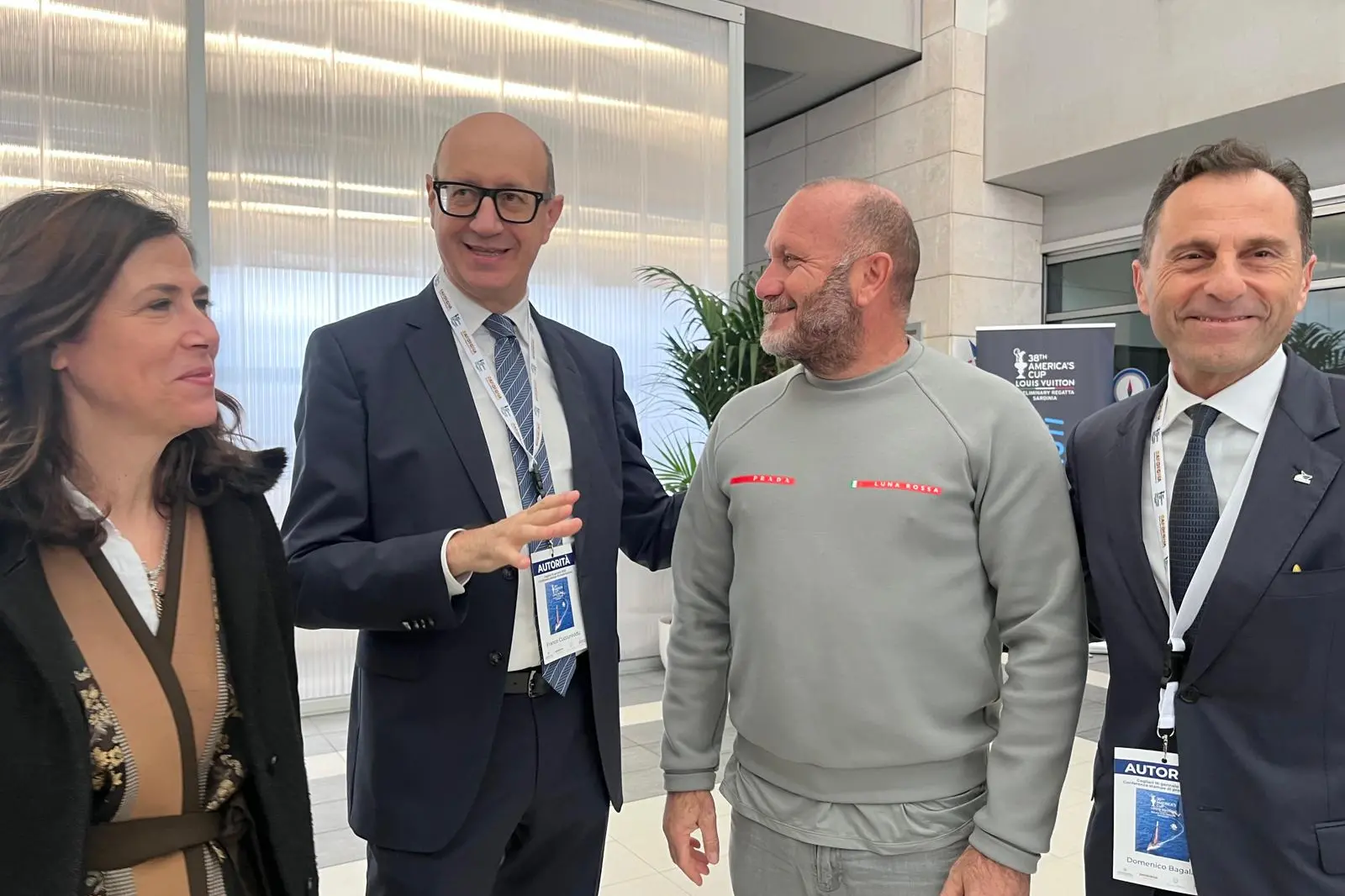 Da sinistra: la presidente della Regione Alessandra Todde, l'assessore al Turismo Franco Cuccureddu, Max Sirena di Luna Rossa, il presidente dell'Autorità portuale Bagalà (foto Noce)