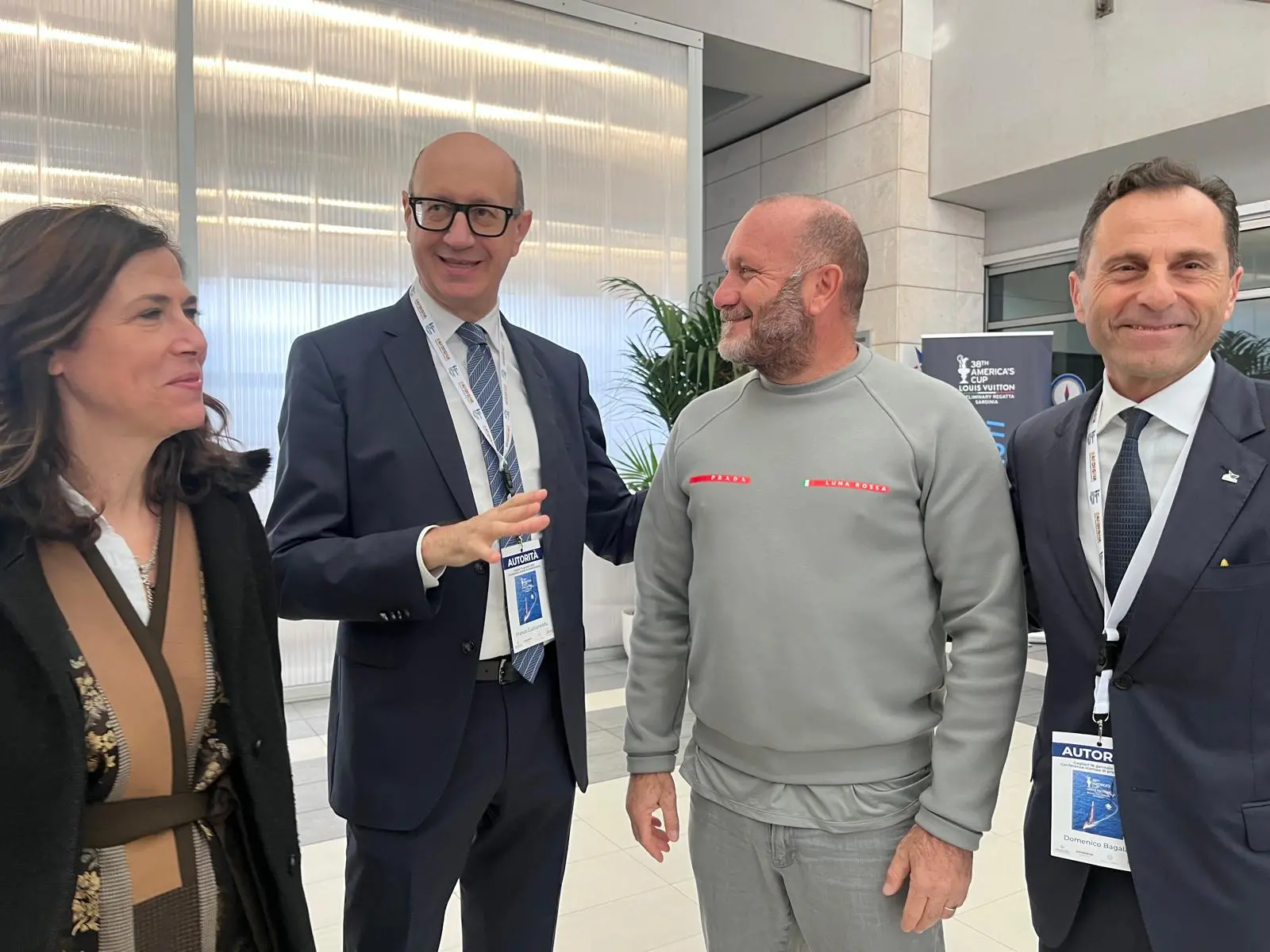 Da sinistra: la presidente della Regione Alessandra Todde, l'assessore al Turismo Franco Cuccureddu, Max Sirena di Luna Rossa, il presidente dell'Autorità portuale Bagalà (foto Noce)