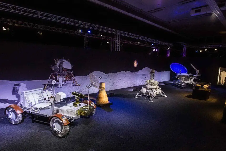 Reperti del programma spaziale Apollo esposti a Roma nella mostra "Cosmos Discovery"