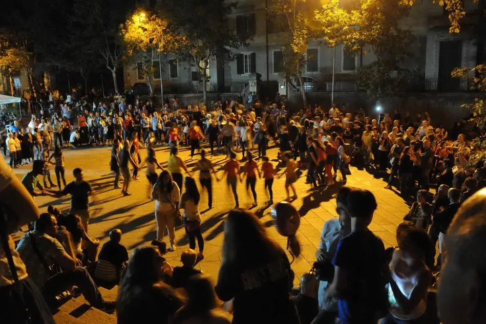 Un'esibizione di &quot;ballu tundu&quot; in piazza a Nuoro (archivio L'Unione Sarda)