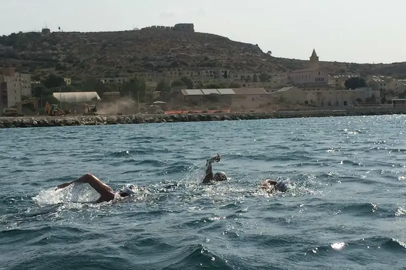 Alcuni nuotatori impegnati nell'edizione del 2017 della Cagliari-Poetto (foto concessa da Cesare Goffi).