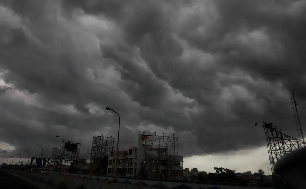 Le nubi portate dal ciclone (Ansa - Adhikary)