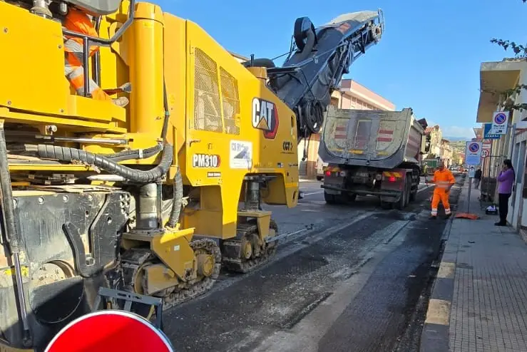 Lavori di sistemazione oggi nella via Cagliari