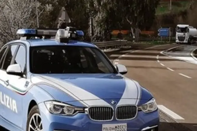 Assalto a un portavalori sulla A14: chiodi, fumogeni e auto in fiamme