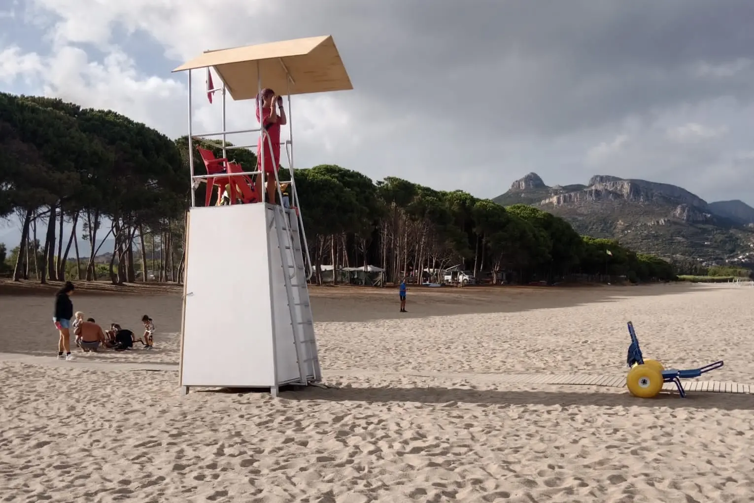 La torretta del servizio di salvamento gestito dalla East Coast Sardinia a Lotzorai (foto concessa)