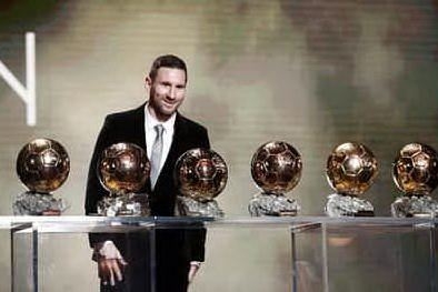 Leo Messi con la sua collezione di Balon d'Or (Ansa)
