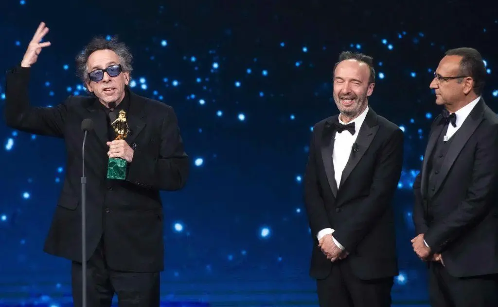 Tim Burton con Roberto Benigni e Carlo Conti alla consegna del premio alla carriera
