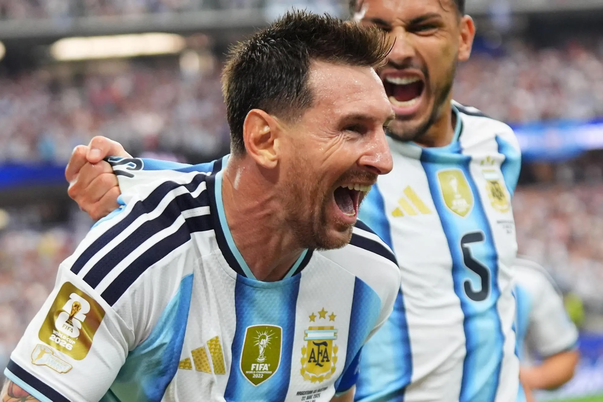 Le patch sulla maglia di Messi (Ansa/Epa)