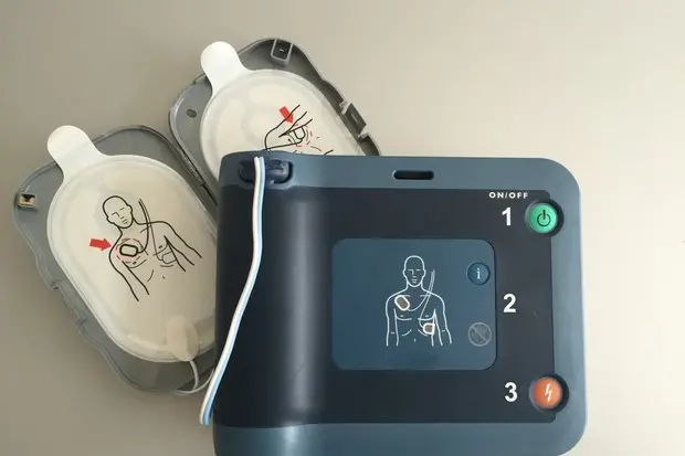 Un defibrillatore (Ansa)
