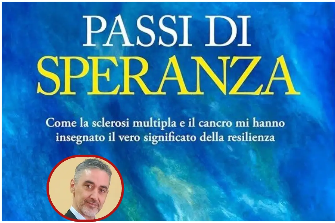 Sullo sfondo la copertina del libro, nel dettaglio l'autore (Foto Fr. Melis)